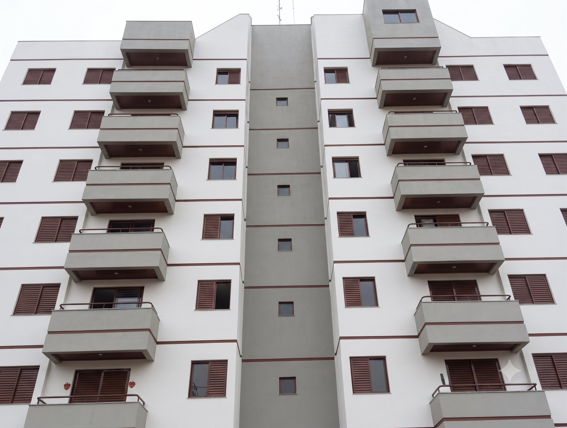 Fachada de edifício branco com balcões